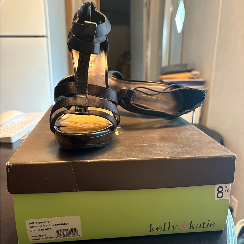 Kelly & Katie Black Strappy Platform Sandals – Size 8.5